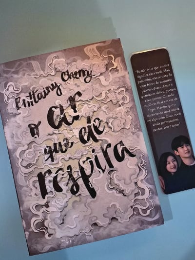 🖤 O Ar que Ele Respira é uma história intensa, cheia de sentimentos, dor e recomeços. Aquele tipo de livro que nos prende do começo ao…