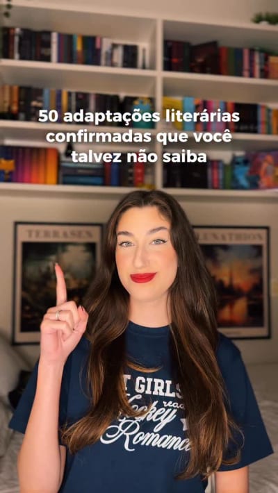 As adaptações literárias estão com tudoooo 🤩🎬 Então aqui vão 50 delas que você talvez não saiba que já estão confirmadas 🤭 ➡️ LEGENDA •…