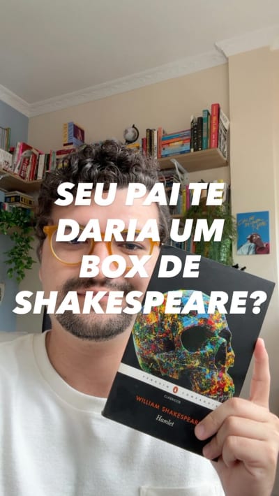 Uma influenciadora ganhou uma bolsa da Miu Miu da mãe e um box de Shakespeare do pai. Qual dos dois é o presente mais raro? Sobre capital…