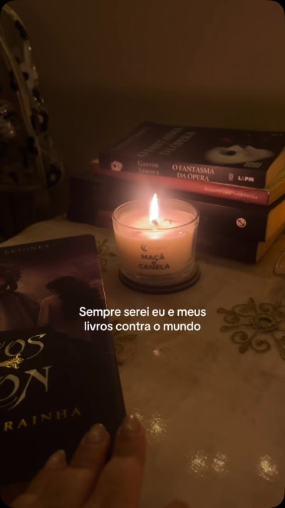— Sempre seremos eu, esse frio de inverno, uma boa vela aromática & meus livros contra o mundo 🪐📖🕯️✨ @casathuli #bookstagram…