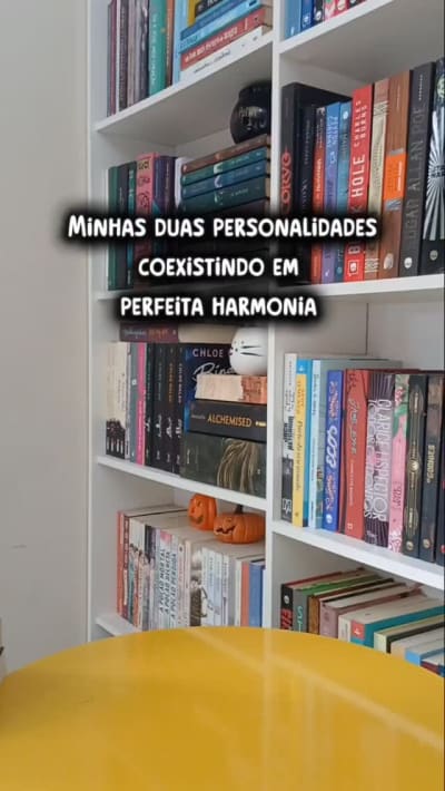 Amei a trend 😂😂😂 Romance fofinho para aquecer o coração. E romantasia dark para testar minha saúde mental. Meu gosto literário não tem…