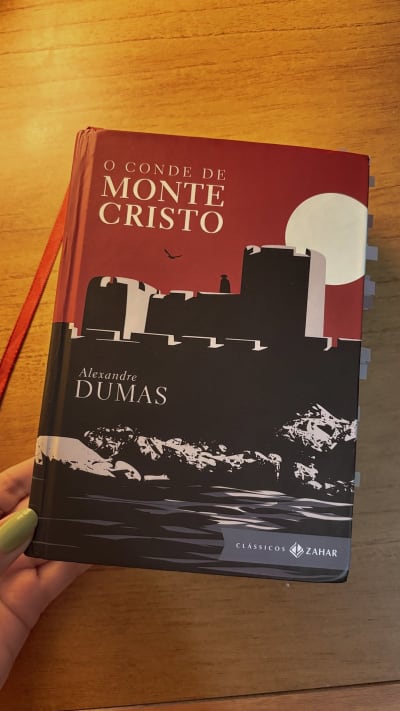 resenha de O conde de Monte Cristo, de Alexandre Dumas 🇫🇷 O livro se passa na França, tendo início em 1815. Edmond Dantès é um homem…