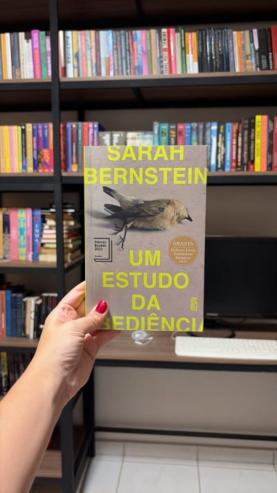 ✨ Um Estudo da Obediência da Sarah Bernstein é um livro que te deixa com mais dúvidas do que respostas. Um livro para você se deparar com…