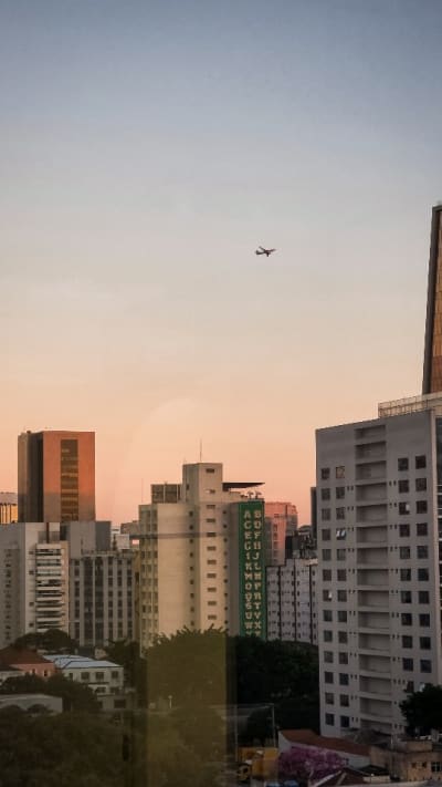 Desde quando ler virou uma competição? Tem gente que lê 30 livros em seis meses. Tem gente que lê 5. Tem gente que passa meses sem…