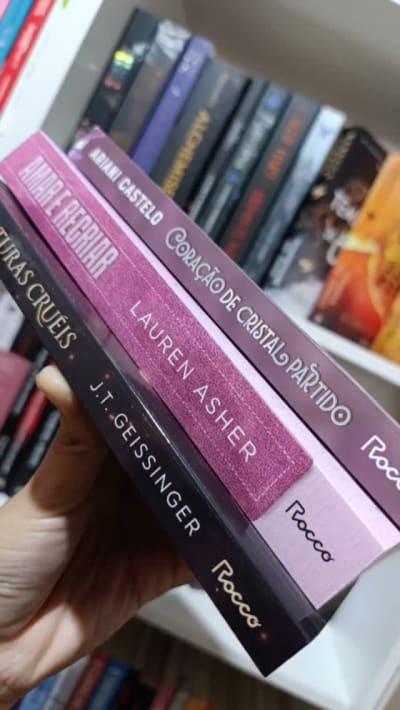 ✨Unboxing Editora Rocco✨ E veio aí! A Dona Rocco fazendo meu dia muito mais feliz 😍 Os recebidos da vez foram 3 títulos que me chamam…