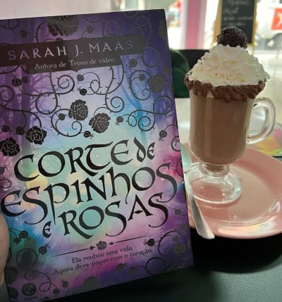 ⭐️⭐️⭐️⭐️⭐️ (5/5) 📖 Resenha – Corte de Espinhos e Rosas, de Sarah J. Maas Se você gosta de fantasia com romance, personagens marcantes e…