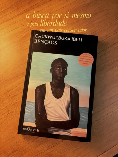 Bençãos, de Chukwuebuka Ibeh 🇳🇬 Publicado pela @planetadelivrosbrasil Em 2014, a Nigéria proibiu a união entre pessoas do mesmo sexo. E…