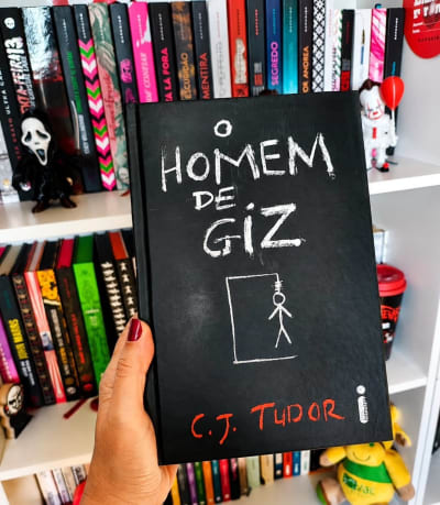O Homem de Giz — C.J. Tudor Gente, que livro PERTURBADOR (no bom sentido, óbvio). O Homem de Giz começa com uma brincadeira de criança…