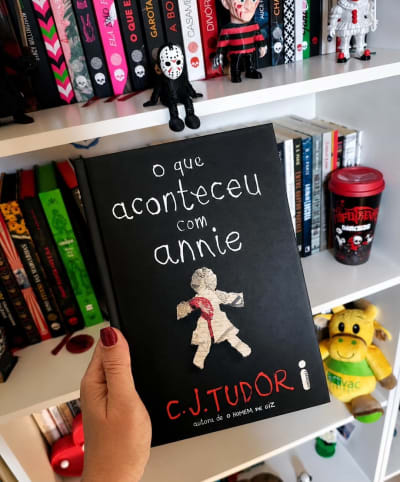 O Que Aconteceu Com Annie — C.J. Tudor Mais um da autora de "O Homem de Giz" e ela veio pra cima de novo. 🔪🖤 O Que Aconteceu Com Annie…