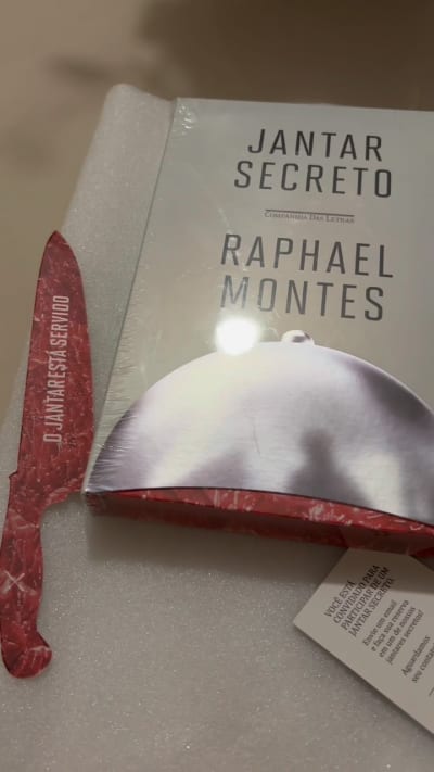 Recebi um convite que talvez eu não devesse aceitar... 🩸🍽️ A Companhia das Letras caprichou DEMAIS nessa edição especial de colecionador…