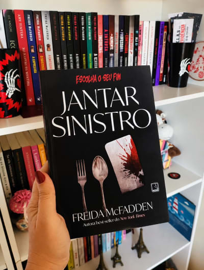 🍽️ JANTAR SINISTRO - Freida Mcfadden Se você acha que já viu de tudo nos thrillers da Freida McFadden, Jantar Sinistro chega para provar…