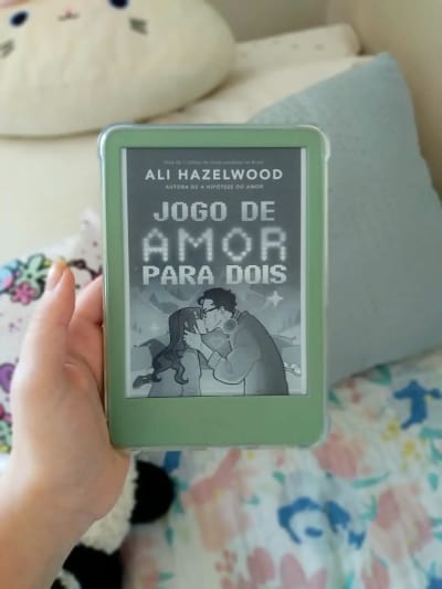 RESENHA 💗❄️📖 É oficial, Ali Hazelwood é especialista em fazer os personagens se apaixonarem após superarem situações de mal entendido…