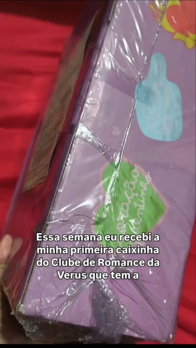Caixa do @clubedaverus @veruseditora com a curadoria da @babiasette . E Veio o seu novo romance, uma romcom que está na pré venda. E além…