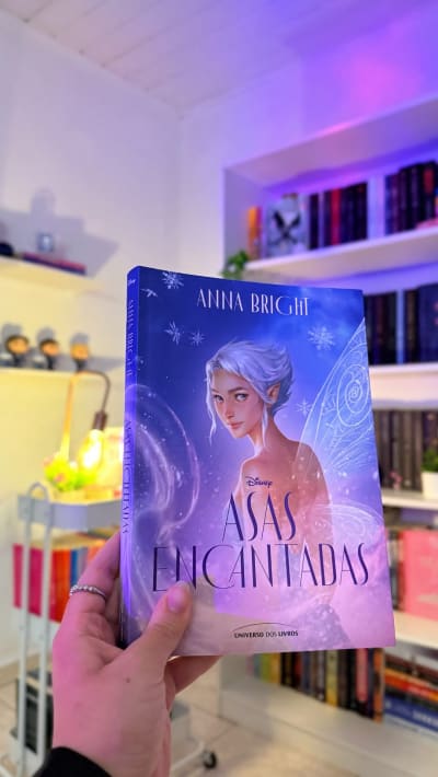estou tão tão emocionada com esse lançamento! 💙❄️✨ muito obrigada @universodoslivros, estou tão animada para conhecer a história da Peri…