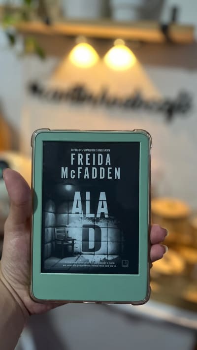 Boa noite amigas! Noite fria por aqui e vou aproveitar pra iniciar minha primeira leitura do mês! 🌧️ #leituradodia #livrodesuspense
