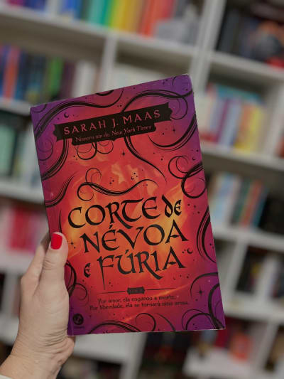 🌙 Corte de Névoa e Fúria Alguns livros contam uma história. Este transforma completamente a história que você acreditava conhecer. Após…