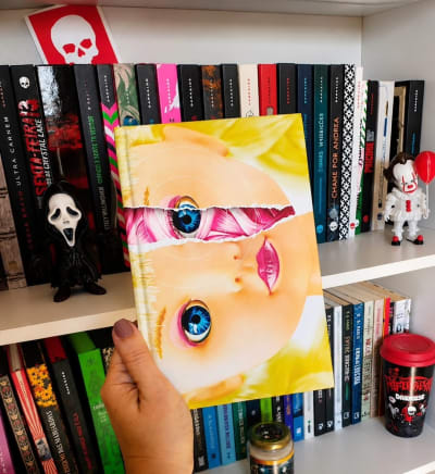 📖 RESENHA: MENINA MÁ — William March E se a maldade não fosse aprendida... mas nascida com a gente? 😨 Um clássico de 1954 que a DarkSide…