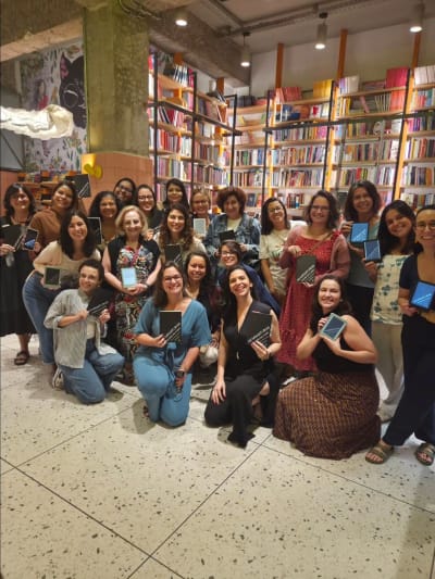 Nosso encontro ontem na @janela_livraria foi lindo e com comida gostosa do @_mayacafe_ . Obrigada @andreadelfuego por esse livro que…