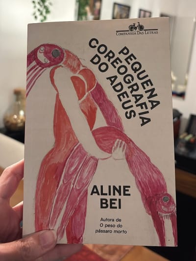 Livro: Pequena coreografia do adeus Autor: Aline Bei 🇧🇷 5⭐️ Lido em 2026 Só pela escrita maravilhosa a Aline merece 5 estrelas! Delicado…