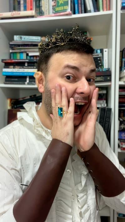 NOVIDADES DO REINO DAS FADAS! 🧚 Teremos adaptação de O Povo do Ar pela Amazon Studios com Scott Free Productions 4 novos livros da Holly!…
