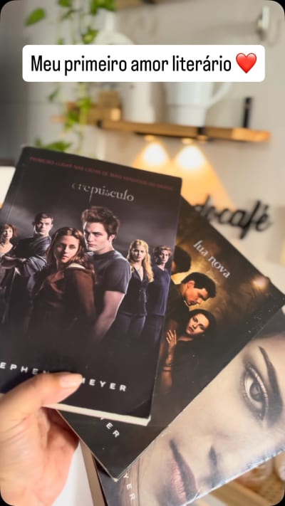📚💌 Todo leitor tem um primeiro amor literário… Antes das fantasias épicas, dos romances que destruíram meu psicológico e dos suspenses…
