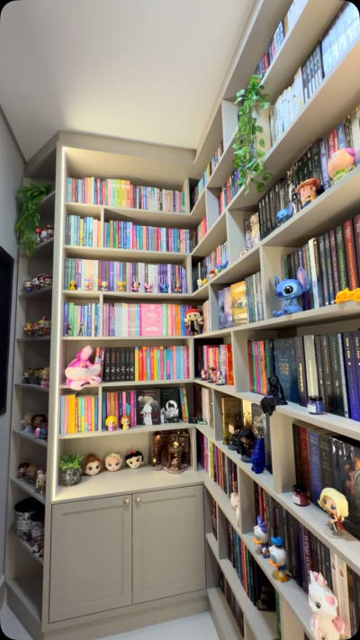 Agora tenho uma biblioteca para chamar de minha! 🩷🗣️ Sempre foi um sonho ter um quartinho só para os meus livros e, depois de anos…