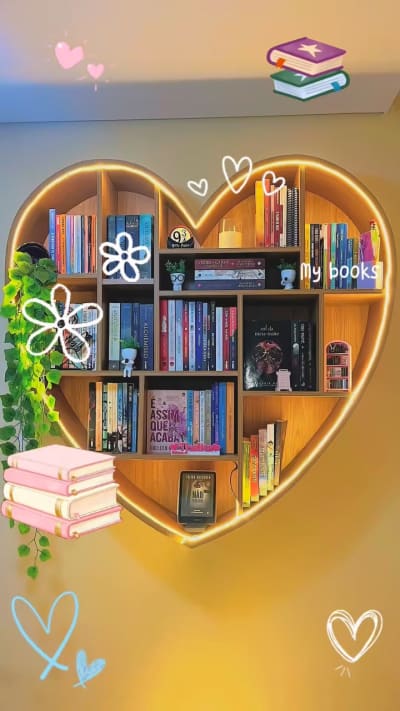 Toda hora invento alguma coisa nova para deixar meu cantinho de livros ainda mais especial… 🤍✨ Dessa vez, foi dia de colocar LED na…