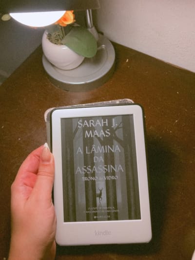 📖 A Lâmina da Assassina 🗡️ Nunca tinha lido a saga e resolvi dar uma chance e ver se realmente é bom como foi me dito. E não é que…