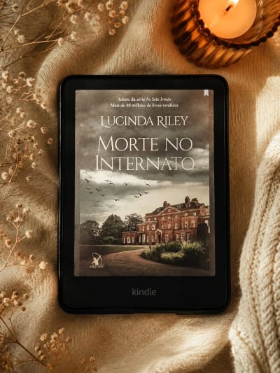 📖 Morte no Internato — Lucinda Riley Um internato, segredos que ninguém quer contar e uma inspetora relutante puxada de volta pro jogo… A…