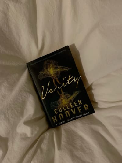Verity, escrito por Colleen Hoover, acompanha a escritora Lowen Ashleigh. Ela aceita uma oferta para terminar a série de sucesso da famosa…