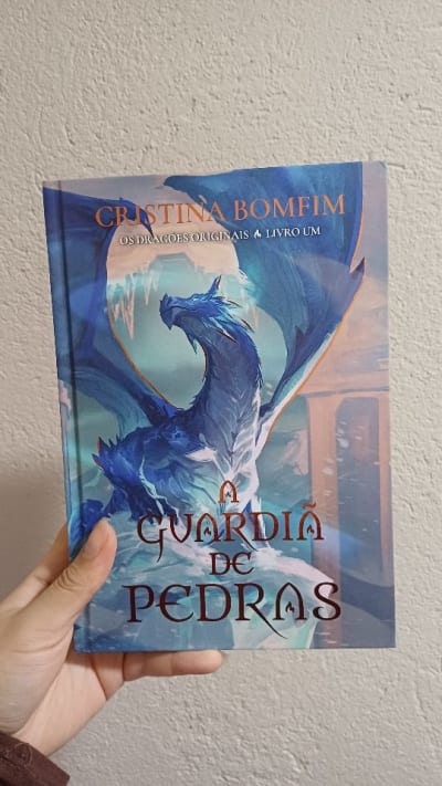 Estava ansiosa por esse livro,amo histórias com dragões,vou começar a ler...😍💙 #livrodefantasia #guardiãdaspedras #bookstagrambr #livros