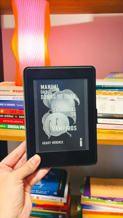 ✨ Manual das Donas de Casa Caçadoras de Vampiro poderia ser “apenas” um livro que segue exatamente o seu título, mas ele se mostrou algo…
