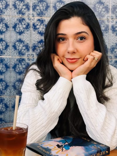 Café + Leitura atual Até o momento apaixonada com o universo e já me avisaram para separar os lencinhos 🥹