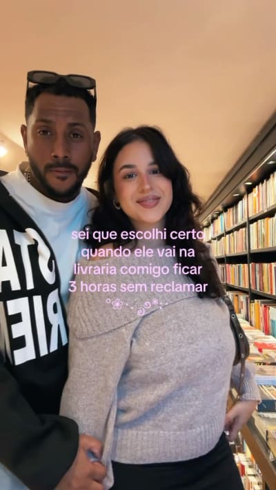 tira minhas fotos, escuta sobre as minhas leituras e lê junto comigo. that’s my mannnn 💆🏾‍♂️ #livros #livraria #bookgirlies…