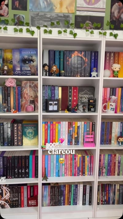 ✨Meu lugar favorito.📚🩷 • • • • • • • #bookstagram #bookstan #livros #estantedelivros #booklover