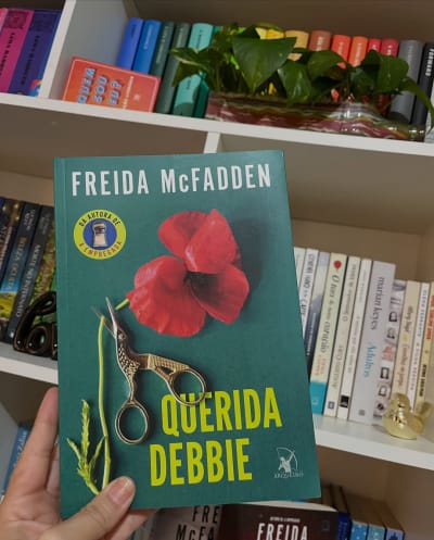 #resenhasplenitudenoslivros 🌹🌸 Querida Debbie 🌼🌺@fmcfaddenauthor @editoraarqueiro 272 P. Justiça com as próprias mãos???? Sim, é isso…