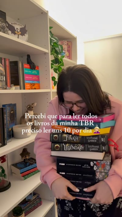 É só a minha que está grande assim, ou mais alguém?? 🤦🏼‍♀️🤭😂😂 #bookstagrambrasil #livros #tbrlist