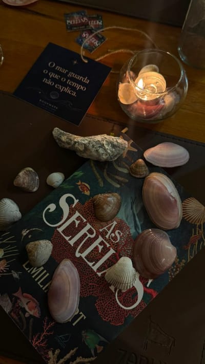 Quatro mulheres. Três séculos. Um segredo escondido nas profundezas. 🧜‍♀️ Em agosto, o Bookmark mergulhou em As Sereias, de Emilia Hart…