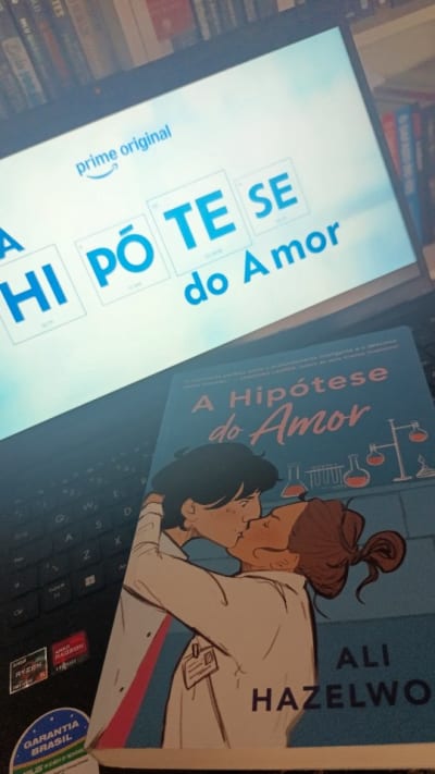 ✨Contando os dias✨ A hipótese do amor vem aí e estou na torcida que seja tão lindo quando vem se mostrando 🎬🩵 #bookstagram #primevideo…