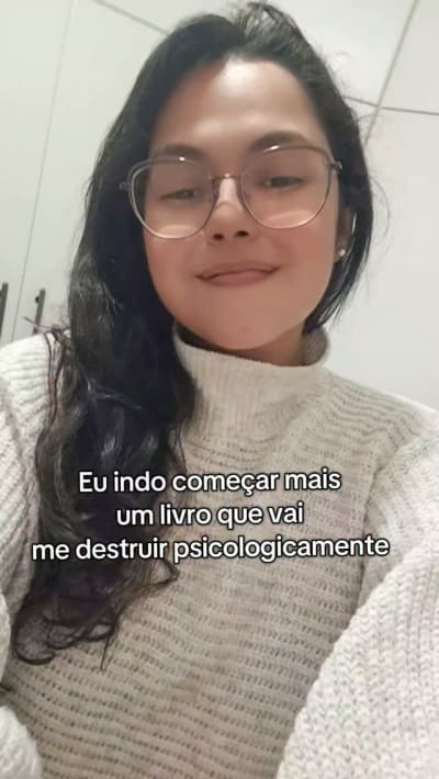 Escolhendo voluntariamente o sofrimento porque aparentemente é isso que fazemos por aqui. 💀📖 Quem aí já leu Aranhas em Meu Estômago?…
