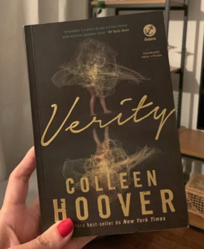 Livro: Verity Autor: Colleen Hoover 🇺🇸 5 ⭐️ Lido em 2024 O primeiro #tbt tinha que ser este! Um clássico atual! Suspense genial, sou…