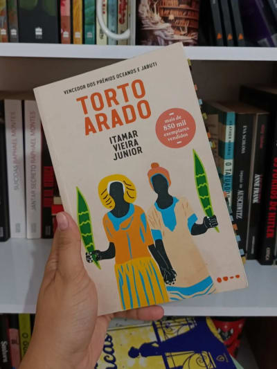 Separei, nesse post, alguns trechos marcantes de Torto arado, do @itamarvieirajr. Essa leitura foi marcante e potente, e me transformou de…