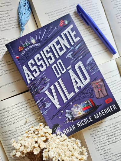 🐸 RESENHA: ASSISTENTE DO VILÃO 🐸 Autora: Hannah Nicole Maehrer Editora: Alt Páginas: 512 "Evie Sage tem uma família para sustentar e…