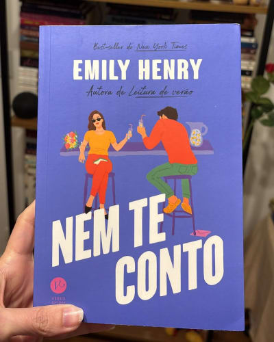 Livro: Nem te conto Autor: Emily Henry 🇺🇸 4⭐️ Lido em 2026 Romance bonitinho, previsível mas bem escrito! Te faz refletir, pois não…