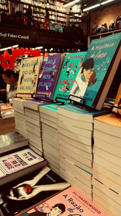𝜗ৎ repost | nós fangirls e leitoras :) • • • 🏷 #fangirl #marvelstudios #livros #nerd…