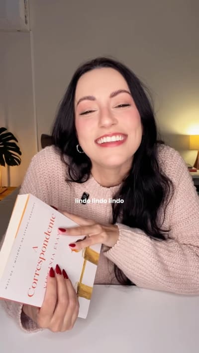 Chegou a hora de recomendar meu livro favorito do ano até agora: A Correspondente, de Virginia Evans (@editoraarqueiro) 🧡 ____ publicidade