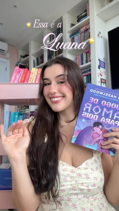 E bora de resenha 🩷 Nome: Jogo de Amor para Dois Autor (a): @alihazelwood 🧪 Nota: ⭐️⭐️⭐️⭐️⭐️ Esse foi muito aquele livro que a gente…