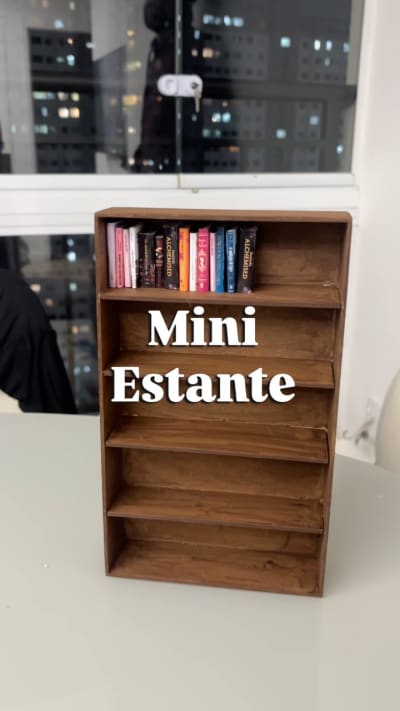 Pra quem queria ver um pouco mais sobre o processo da mini estante de livros. Não ficou perfeito, mas garanto que foi muito mais especial…