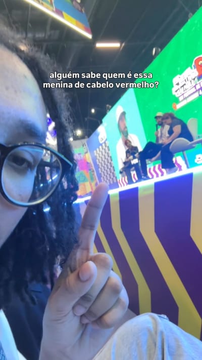 tô aqui na bienal do livro e acho que conheço essa garota!!!! alguém sabe quem é????? #bookgram