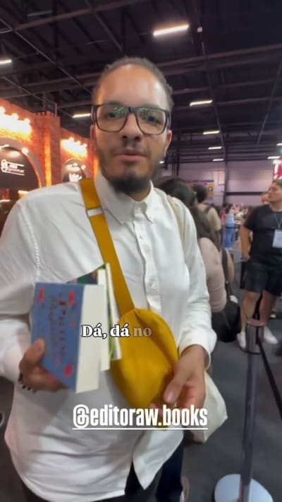 Foi perrengue pra chegar, perrengue pra comprar, mas eeeita alegria. @bienaldolivrosp cansa, mas é bom demais. E a @primaverade83 sempre…